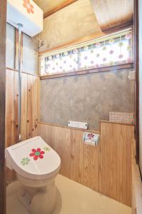 ein Badezimmer mit einer Toilette, auf die eine Blume gemalt ist in der Unterkunft Retoro Meieki 2號室 in Nagoya