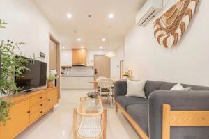 a living room with a blue couch and a kitchen at Minh Anh Apartment 2 in Thôn Văn Dương