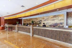 a restaurant with people sitting at a bar at Lu'an Jinling Wanxi Hotel in Lu'an