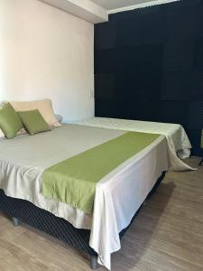 Un ou plusieurs lits dans un hébergement de l'établissement Suíte Refúgio das Suculentas Master Confort