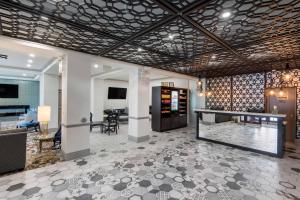 een lobby met een bar en een eetkamer bij The Champlain Waterfront Hotel, an Ascend Collection Hotel in Orillia