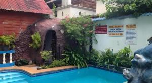 une maison avec piscine devant un immeuble dans l'établissement Chaweng Relax Resort, à Chaweng Noi Beach