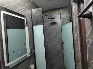 Koupelna v ubytování The Noire Haven - Modern Home with Fast Wi-Fi + 32 fotografií