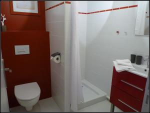 y baño con aseo, ducha y lavamanos. en La Vieille Maison de Pensol en Pensol