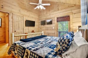 Postel nebo postele na pokoji v ubytování Bear River Cabin