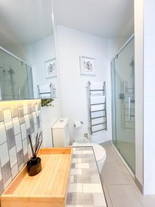 Ένα μπάνιο στο Harbour Views W Pool, Gym, Sauna Near Sky Tower