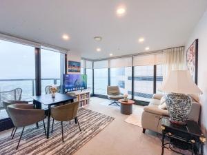 Μια τηλεόραση ή/και κέντρο ψυχαγωγίας στο Harbour Views W Pool, Gym, Sauna Near Sky Tower