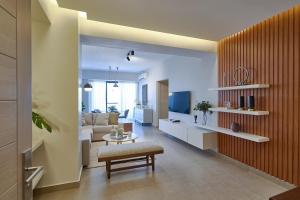 una sala de estar con un sofá y una mesa en ®{PANO~VIEW~Experience} @DowntownSD PoolGym2BR, en Ensanche Quisqueya