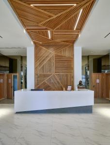 Un vestíbulo con un mostrador de recepción con techo de madera. en ®{PANO~VIEW~Experience} @DowntownSD PoolGym2BR, en Ensanche Quisqueya 54 fotos más
