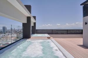 una piscina en la azotea de un edificio en ®{PANO~VIEW~Experience} @DowntownSD PoolGym2BR, en Ensanche Quisqueya