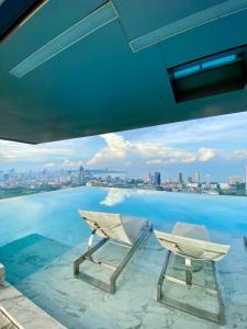Πισίνα στο ή κοντά στο Once芭提雅顶级豪华公寓位于21航站楼