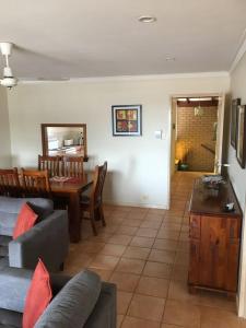 una sala de estar con un sofá y una mesa en Seaview on Kent, en Rockingham