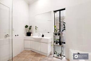 Koupelna v ubytování Mount Pleasant Wellness Retreat Infrared Sauna Massage RiverWalk