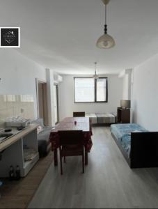 a living room with a table and a bed at Al Colosseo in Zvŭnichevo