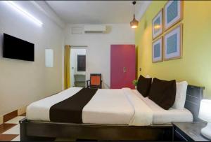 a bedroom with a large bed in a room at Hotel O Palasuni Bridge Bhubaneswar Formerly Ganpat in Mancheshwar +8 photos