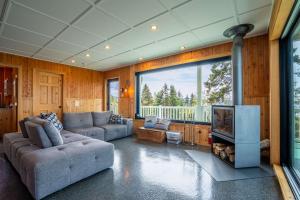 a living room with a couch and a tv at Spa Nature & Comfort - Chalet LRioux in Trois-Pistoles