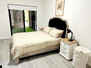 Postel nebo postele na pokoji v ubytování Mount Pleasant Wellness Retreat Infrared Sauna Massage RiverWalk