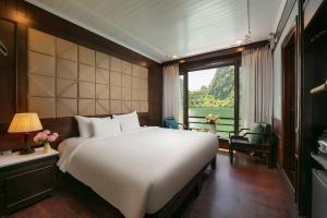 Postel nebo postele na pokoji v ubytování Premium Cruises Halong - Lanha Bay
