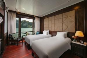 Postel nebo postele na pokoji v ubytování Premium Cruises Halong - Lanha Bay + 27 fotografií