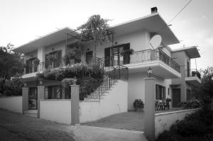 una foto en blanco y negro de una casa en Nefeli, en Levidhion