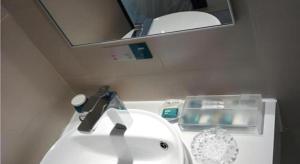 Bilik mandi di City Comfort Inn Guangzhou Baiyun Moutain Yongtai Metro Station +128 gambar