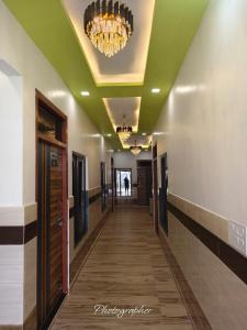 a hallway with a ceiling with a chandelier at ABS Palace Ayodhya in Faizābād
