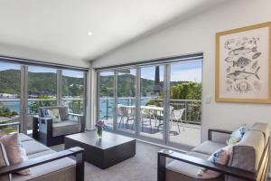 Una sala de estar con vista al agua. en Waikawa Bay View - Waikawa Holiday Home, en Waikawa