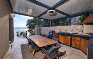 ルコヴォ・シュガイエにあるVilla Wind rose by Villas Guideのパティオ(木製テーブル、いくつかの椅子付)