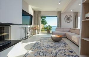 ルコヴォ・シュガイエにあるVilla Wind rose by Villas Guideのソファとテーブルのあるリビングルーム