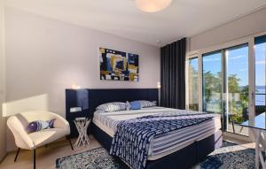 ルコヴォ・シュガイエにあるVilla Wind rose by Villas Guideのベッドと椅子と窓のある寝室 +66枚の写真