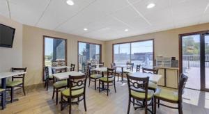 ein Esszimmer mit Tischen und Stühlen und Fenstern in der Unterkunft Best Western Fairwinds Inn in Cullman