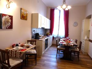 cocina y comedor con 2 mesas y cocina en Da Nonna Vera, en Turín