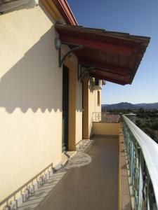 einen Balkon eines Hauses mit Aussicht in der Unterkunft Casa Vacanze - Villa San Pietro in Villa San Pietro