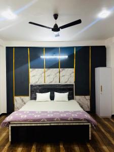 En eller flere senge i et værelse på Ujjain home stay