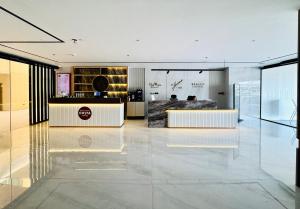un hall d'entrée avec un bureau de réception dans un immeuble dans l'établissement Al Manara Classic Deluxe Sheikh Zayed Studio, à Dubaï