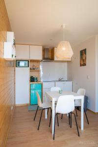 a kitchen and dining room with a table and chairs at Bungalow da Romy in Vila Praia de Âncora