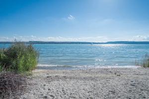 una playa con vistas a una gran masa de agua en Haus am Nunzenberg, en Kressbronn am Bodensee