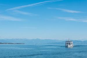 un barco en medio del agua en Haus am Nunzenberg, en Kressbronn am Bodensee