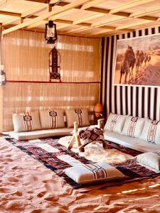 Khu vực ghế ngồi tại Desert Vibes Camp