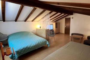 een slaapkamer met een bed en een bureau in een kamer bij Casa Foresta in Maggia