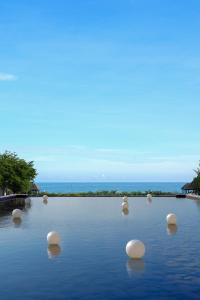 une grande étendue d'eau avec des boules blanches dedans dans l'établissement Yalong Bay Mangrove Tree Resort, à Sanya