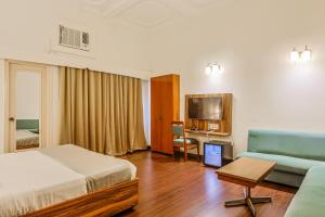 une chambre d'hôtel avec un lit et un canapé dans l'établissement asar CP Outer Circle by Orion Hotels, à New Delhi 27 autres photos