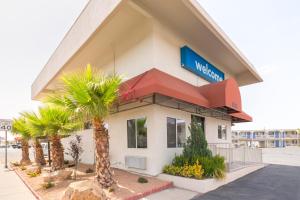 a mobil gas station with palm trees in front of it at Motel 6-El Paso, TX - Airport - Fort Bliss in El Paso