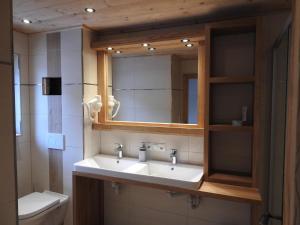 フューゲンにあるBeautiful holiday home in a stunning location with saunaの洗面台、鏡、トイレ付きのバスルーム