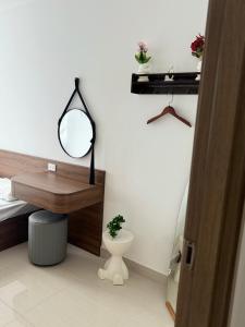 a bathroom with a mirror and a sink and a toilet at Winna Homestay in Thôn Văn Dương