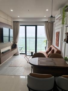 a living room with a couch and a table at Winna Homestay in Thôn Văn Dương +27 photos