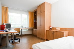 A bed or beds in a room at Kolping Campus Krems