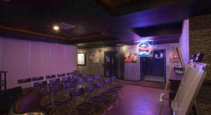 クアラルンプールにあるThe Hulo Hotel & Galleryの椅子付きの部屋