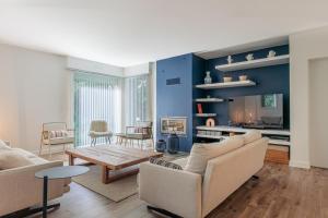 a living room with a couch and a table at Villa Hortensia - Welkeys in Soorts-Hossegor