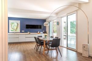 a kitchen and dining room with a table and chairs at Villa Hortensia - Welkeys in Soorts-Hossegor